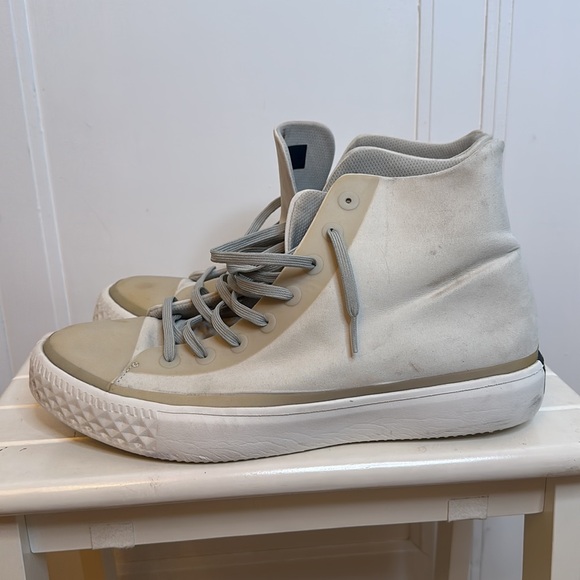 shoes feature minimalist aesthetic with, premium materials and subtle branding. - Picture 4 of 5